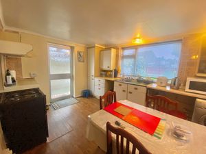 Kitchen/Dienr- click for photo gallery